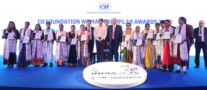 Shri Suresh Prabhu, Hon'ble Minister of Commerce & Industry and Civil Aviation, presents the CII Foundation Woman Exemplar Award 2019